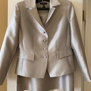 Tahari 2 pc. light grey silk and wool suit - Size 8